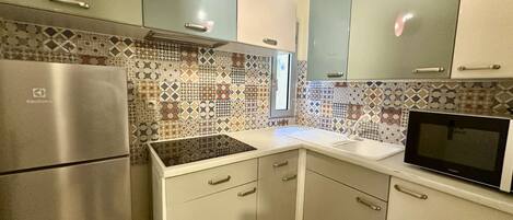 Fridge, cookware/dishes/utensils