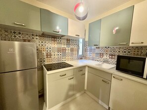 Geladeira, talheres/pratos/utensílios de cozinha