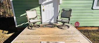 Tiny green home sanctuary; 10-mins to UNC; patio; backyard