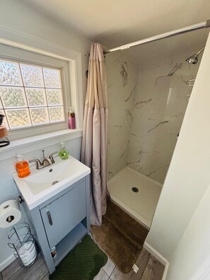 Een douche, een bubbelbad, handdoeken, zeep