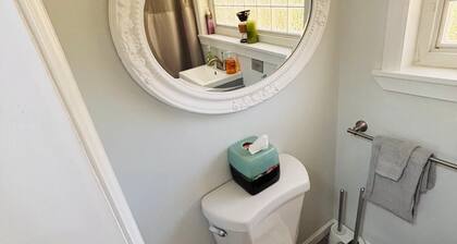 Tiny green home sanctuary; 10-mins to UNC; patio; backyard