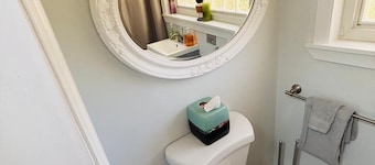 Tiny green home sanctuary; 10-mins to UNC; patio; backyard