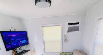 Tiny green home sanctuary; 10-mins to UNC; patio; backyard
