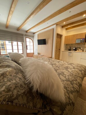 1 habitación, tabla de planchar con plancha, wifi y ropa de cama 