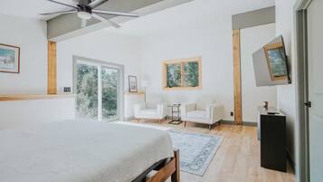 Tabla de planchar con plancha, wifi, ropa de cama