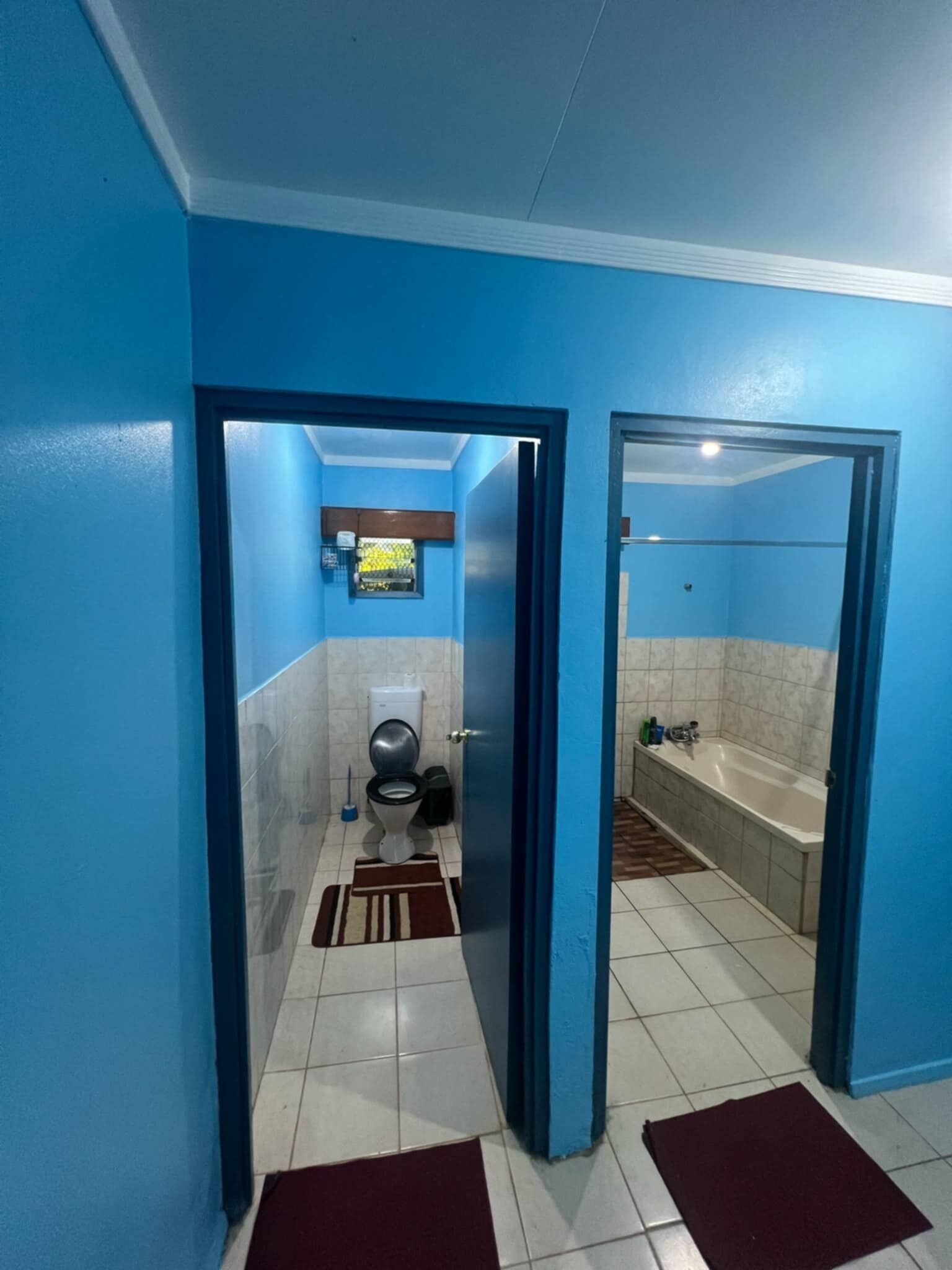 Hårføner, bidé, håndklær og såpe