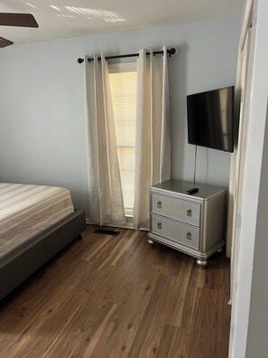 2 makuuhuonetta, silitysrauta/-lauta, Wi-Fi, vuodevaatteet