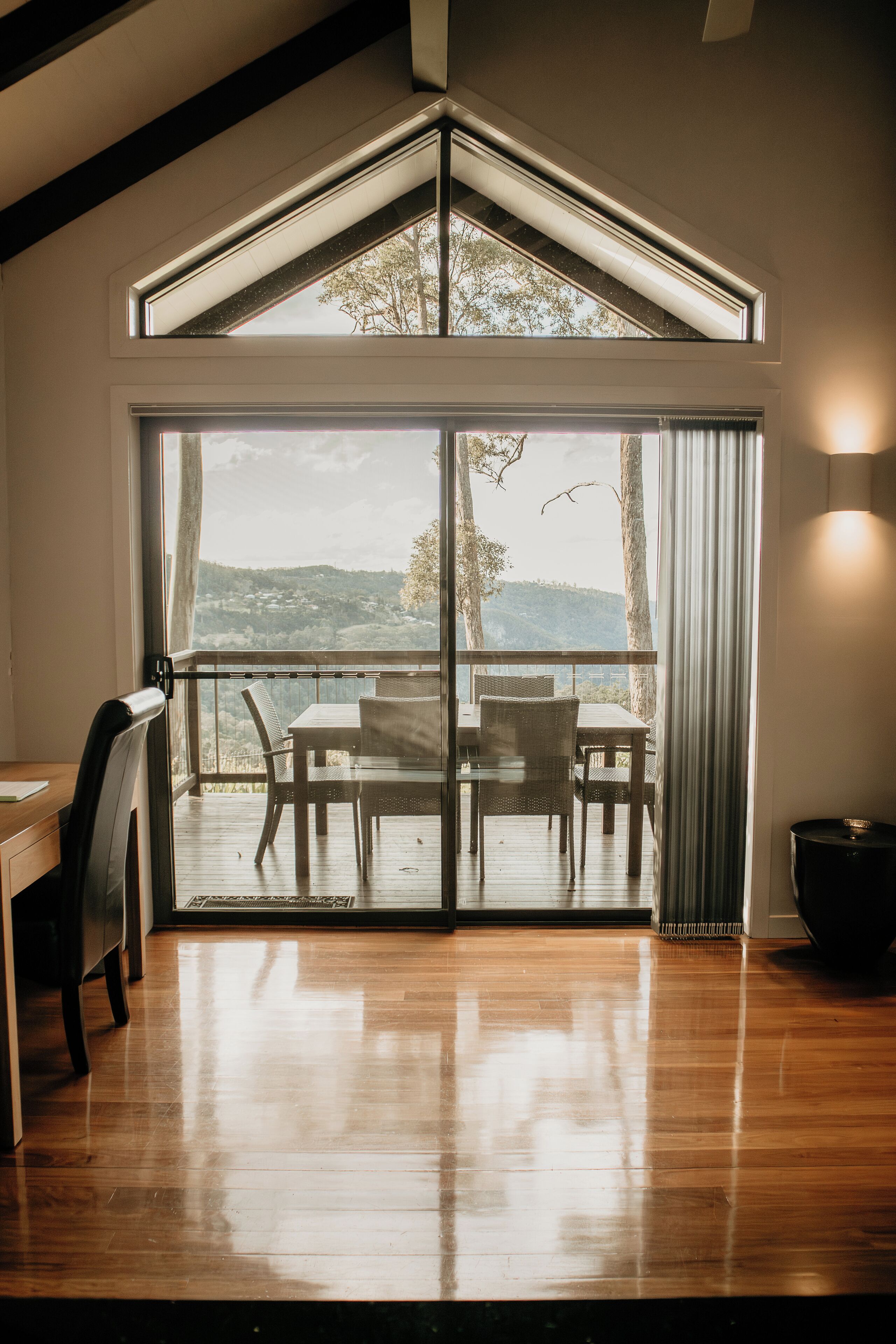 Deluxe villa, uitzicht op bergen | Een strijkplank/strijkijzer, gratis wifi