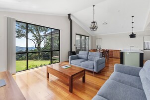 Una televisión de pantalla plana