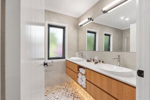 Đồ dùng nhà tắm miễn phí, máy sấy tóc, khăn tắm, xà phòng 