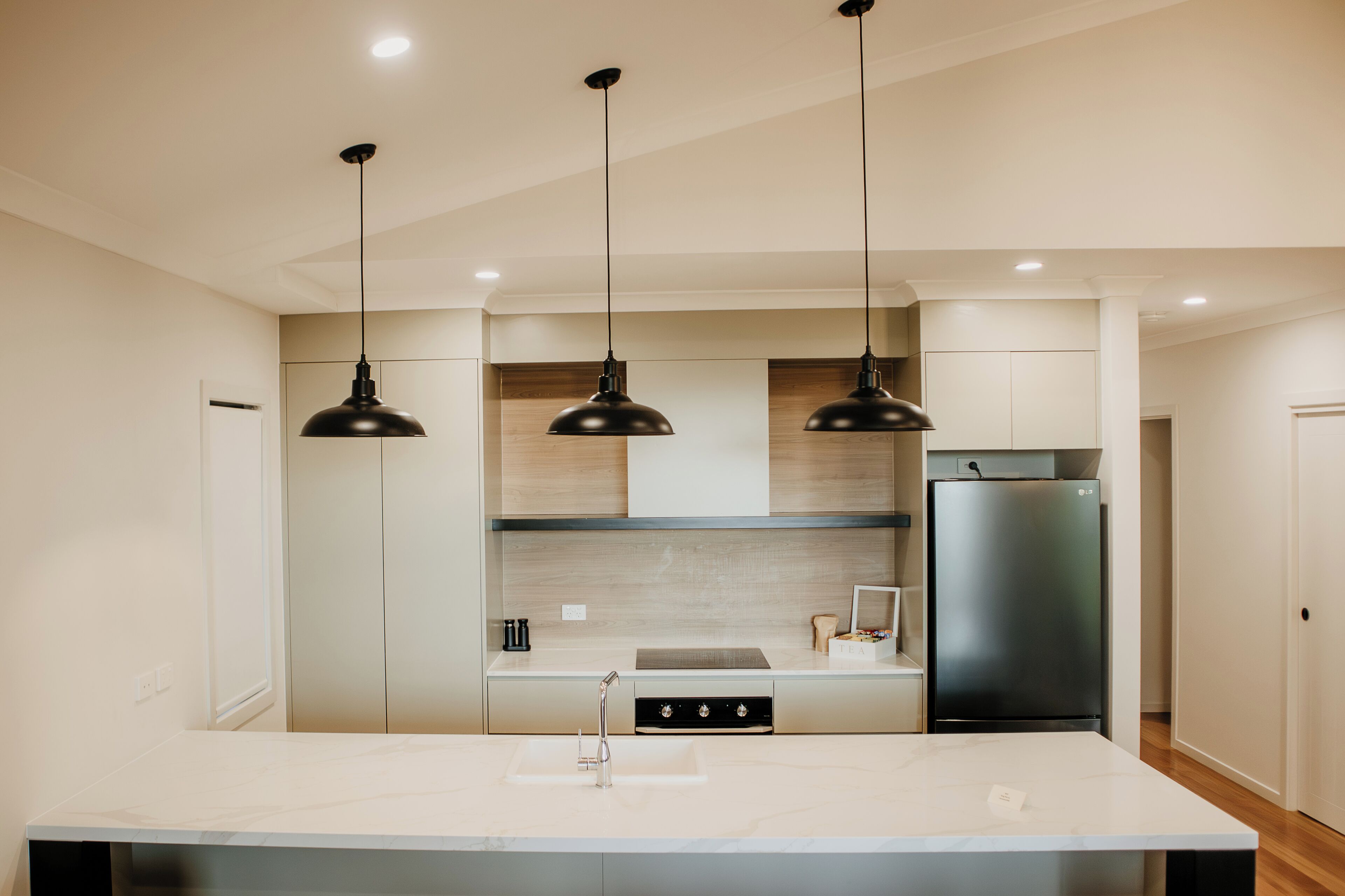 Een koelkast, een microgolfoven, een oven, een kookplaat