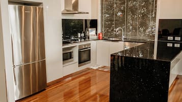 Villa Deluxe, vista a la montaña | Cocina privada | Refrigerador, microondas, horno y parrilla de estufa