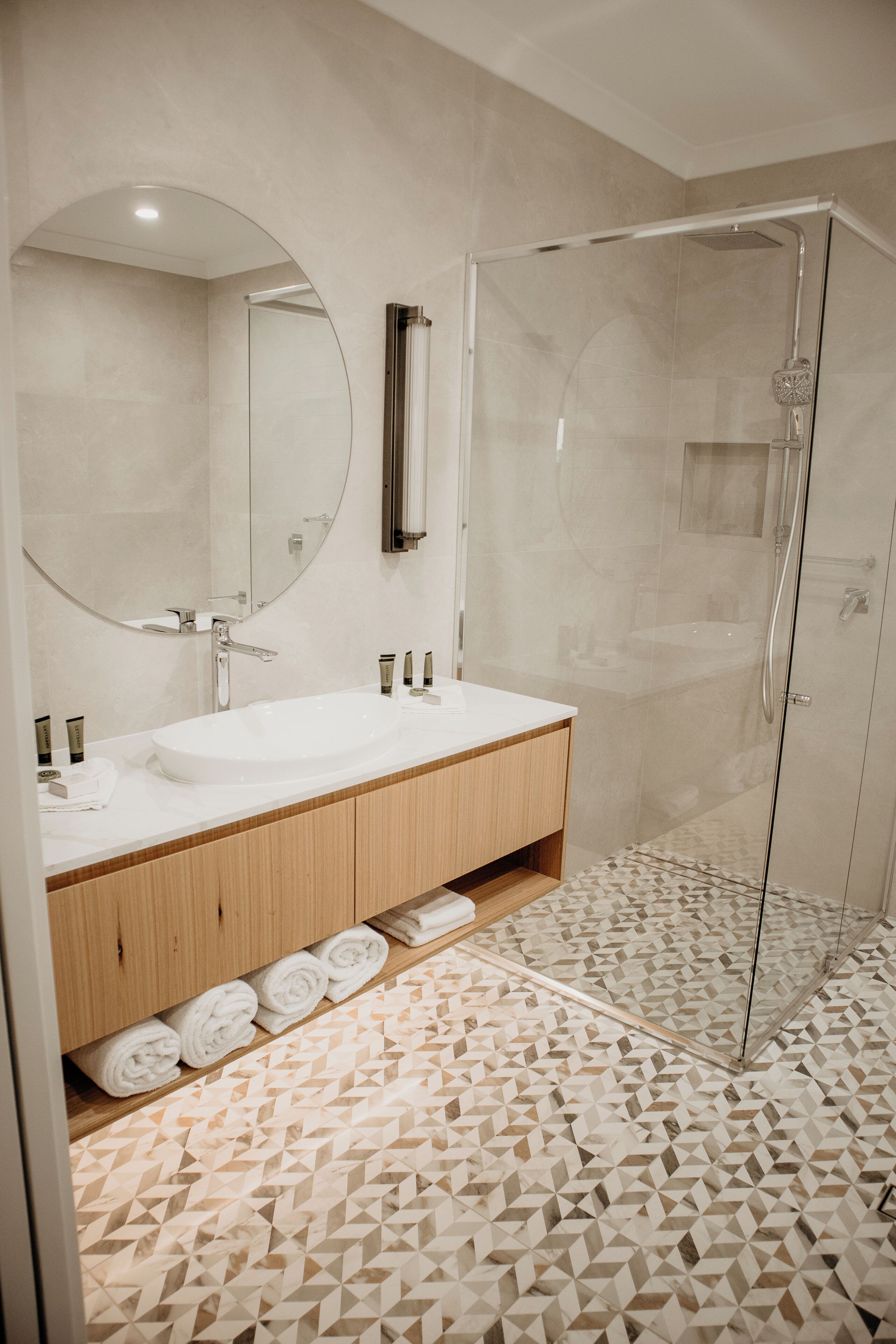 King Parrot Lodge | Bathroom | Free toiletries, hair dryer, towels, soap