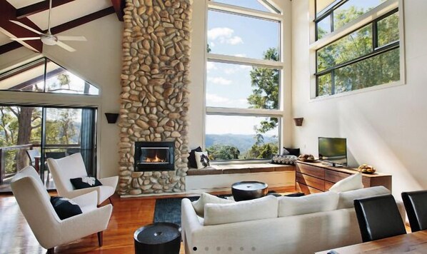 Lyre Bird Lodge | Iron/ironing board, free WiFi - Edges by St Benards Hotel (Tamborine Mountain)