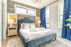 8 bedrooms, desk, iron/ironing board, WiFi - Summer rooftops, hot tub, fire pit, skyline views near Broadway (Nashville)