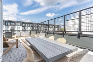 Outdoor dining - Summer rooftops, hot tub, fire pit, skyline views near Broadway (Nashville)