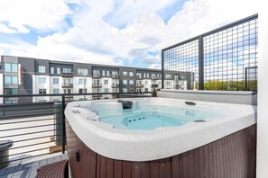 Outdoor spa tub - Summer rooftops, hot tub, fire pit, skyline views near Broadway (Nashville)