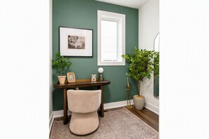 A quiet workspace to check in with home base or handle last-minute work before the group reconvenes for rooftop drinks in Nashville - Fall in Nashville: 2 rooftop homes, hot tub & fire pit, sleeps 20 (Nashville)