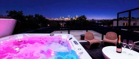 Tina de hidromasaje al aire libre