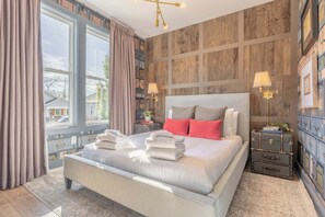 8 bedrooms, desk, iron/ironing board, WiFi - Summer rooftop hot tub, fire pit, skyline views near Broadway (Nashville)