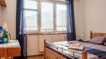 2 bedrooms, desk, internet