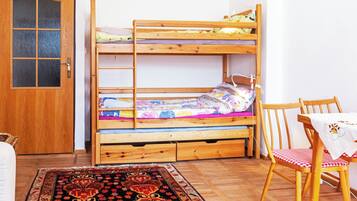 2 bedrooms, desk, internet