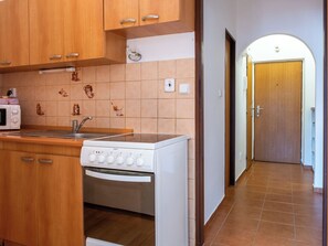 Kühlschrank, Mikrowelle, Ofen, Kochgeschirr/Geschirr/Besteck