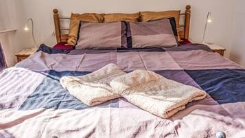 2 bedrooms, desk, internet