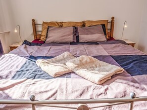 2 bedrooms, desk, Internet