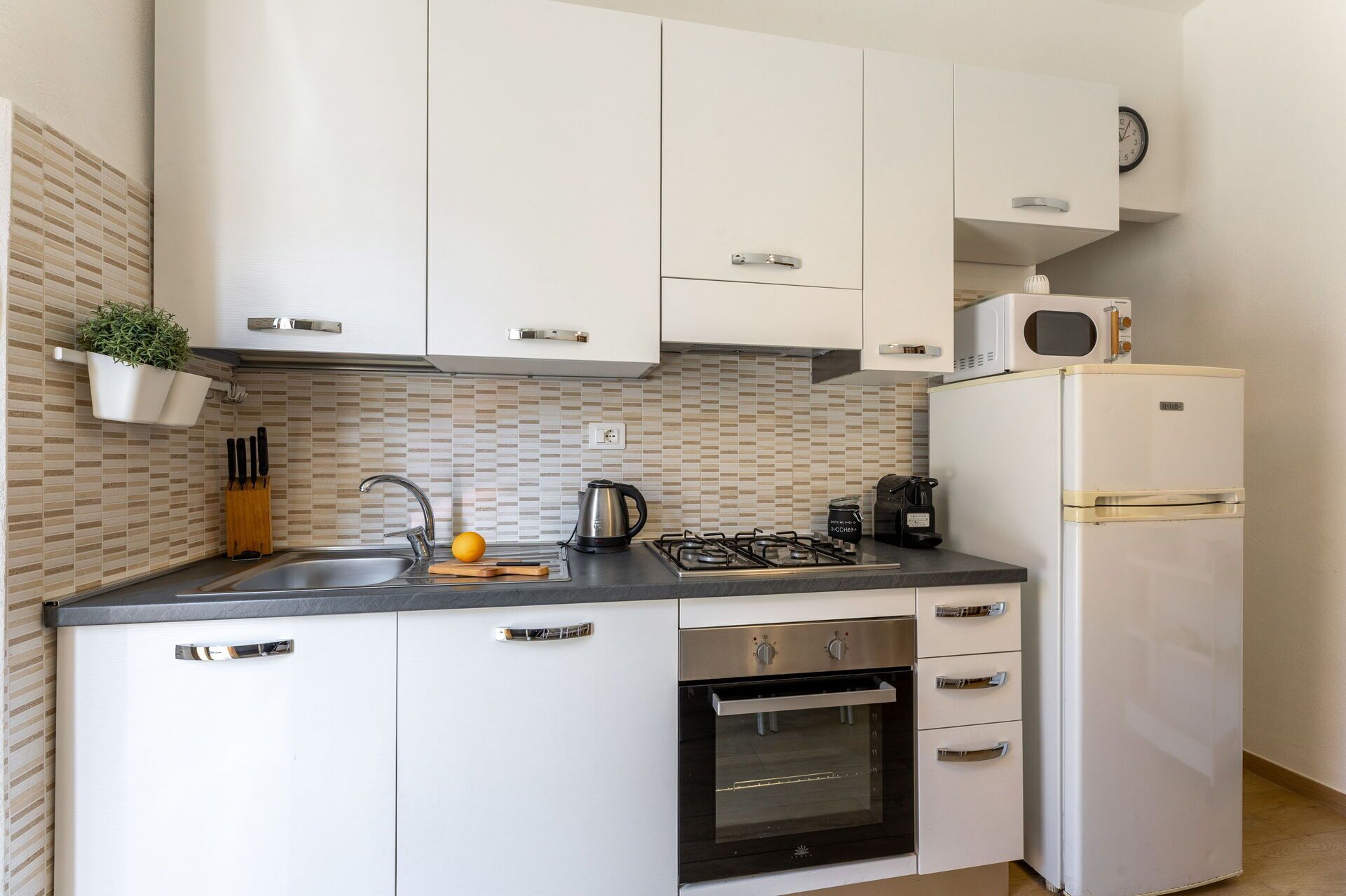 Refrigerador, microondas, horno, placa de cocina