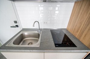 アパートメント バルコニー ヒルビュー | 専用簡易キッチン | 大型冷蔵庫、電子レンジ、コンロ、調理器具と食器