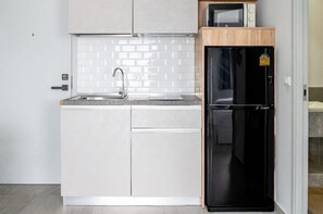 Apartment, Balcony, Hill View | Private kitchenette | Full-size fridge, microwave, stovetop, cookware/dishes/utensils - Charming 1-Bed Apt T3- 629 (Chalong)