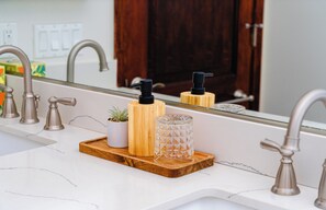 مجففات شعر، مناشف، صابون، شامبو