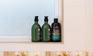 مجففات شعر، مناشف، صابون، شامبو