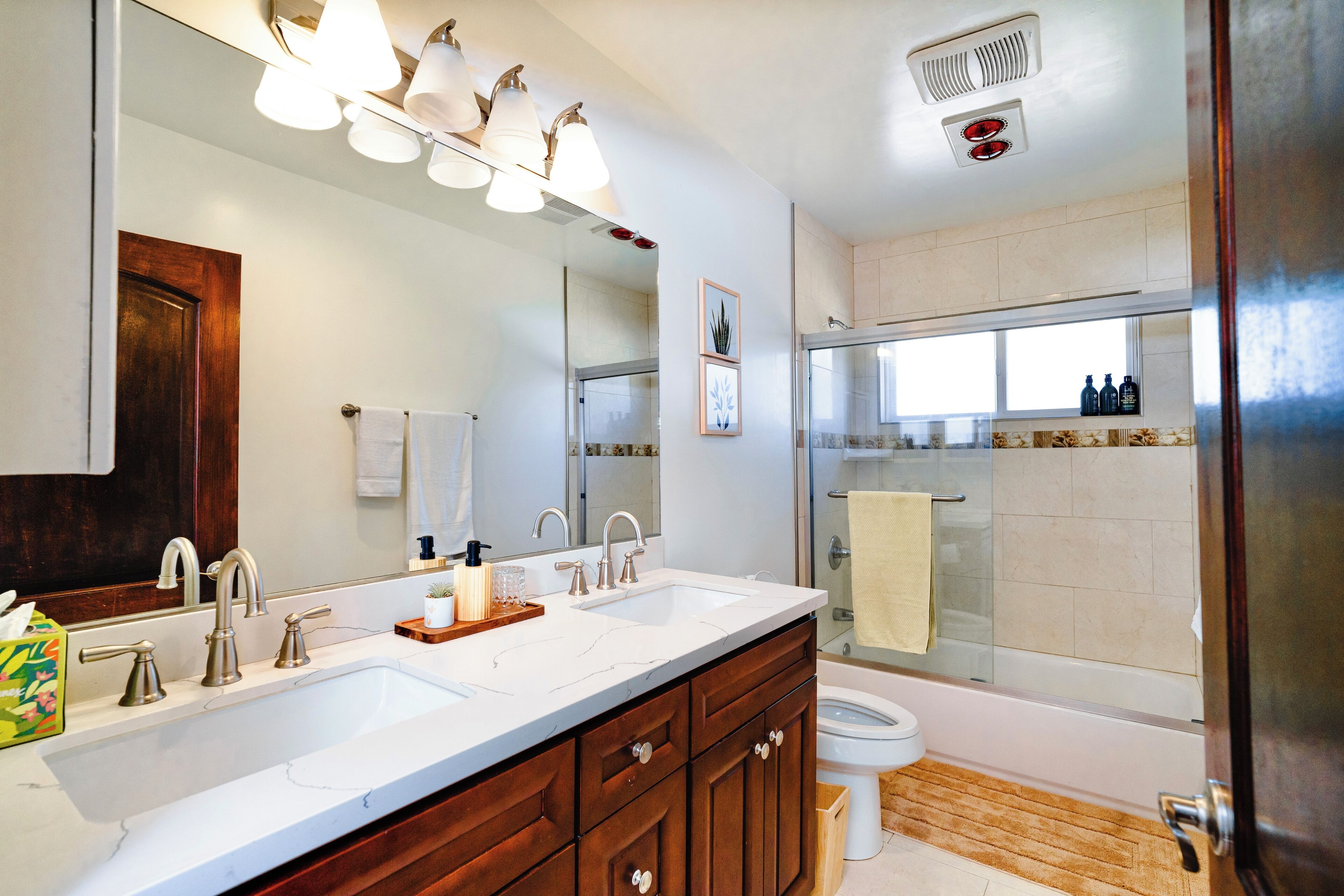 Een haardroger, handdoeken, zeep, shampoo