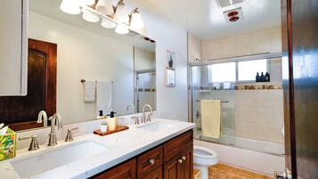 Een haardroger, handdoeken, zeep, shampoo