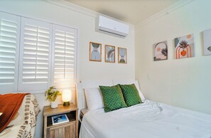 1 Schlafzimmer, Schreibtisch, Bügeleisen/Bügelbrett, Reisekinderbett