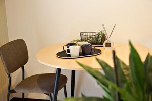 Cortinas blackout, tabla de planchar con plancha y wifi gratis 