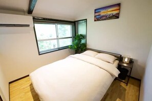 Apartment | Blackout drapes, iron/ironing board, free WiFi