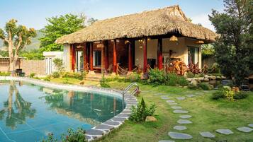 Deluxe Villa, Lake View | Laptop workspace, blackout drapes, iron/ironing board, free WiFi