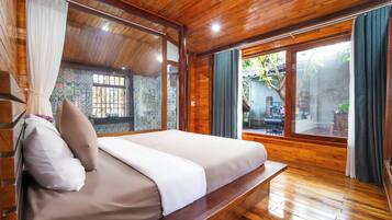 Kamar Double Basic, pemandangan kebun | Ruang kerja ramah laptop, tirai kedap cahaya, dan setrika/meja setrika