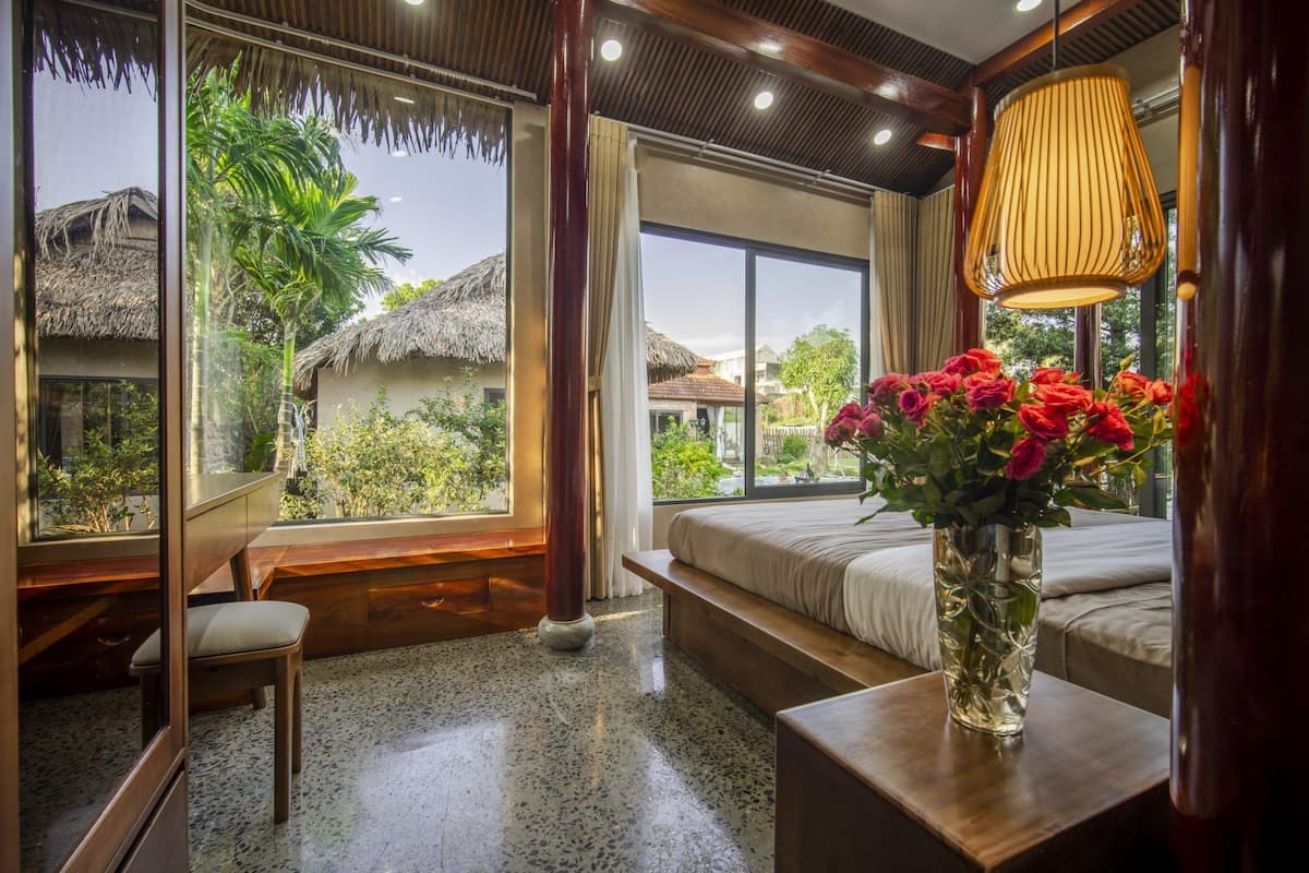 Deluxe Villa | Laptop workspace, blackout drapes, iron/ironing board, free WiFi