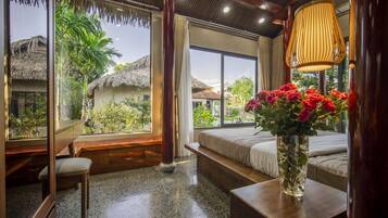 Deluxe Villa | Laptop workspace, blackout drapes, iron/ironing board, free WiFi