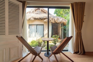 Espacio para trabajar con laptop y cortinas blackout 