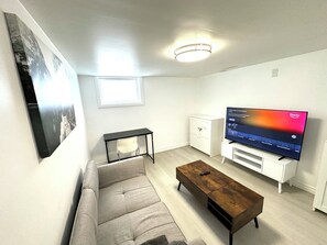 Living area - Modern 2 bedrooms suite minutes to downtown and Waterloo airport  (Kitchener)