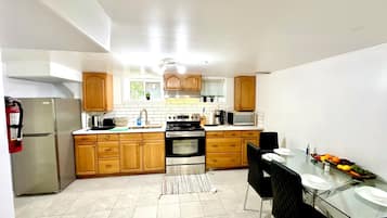 Microondas, horno, parrilla de estufa y cafetera y tetera