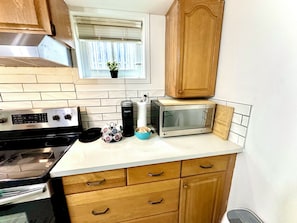 Microondas, horno, parrilla de estufa y cafetera y tetera