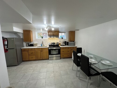 Modern 2 bedrooms suite minutes to downtown and Waterloo airport 