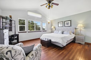 4 bedrooms, desk, iron/ironing board, free WiFi
