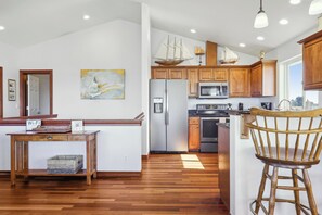 Fridge, microwave, oven, stovetop - OceanViews DogOK EVch AirHockey PoolTable Shuffleboard Foosball Huge Fenced Yard (Pacific Beach)